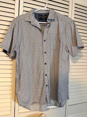 Men's Short Sleeve Button-Up Shirt - Light Gray Pattern